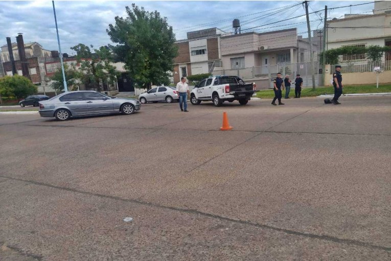 Fuerte impacto entre un auto y una moto terminó con una persona ...
