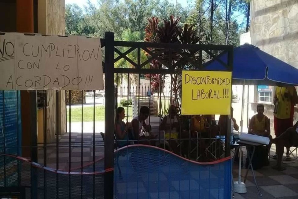 Guardavidas bloquearon el ingreso a las termas del Ayuí denunciando bajas salariaels