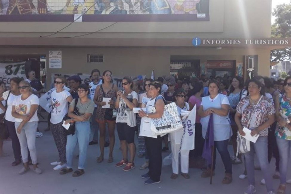En el segundo día de paro los docentes se concentraron en la terminal