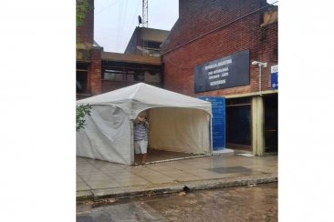 La carpa fue instalada durante este domingo, en el cruce fronterizo. La carpa fue instalada durante este domingo, en el cruce fronterizo.