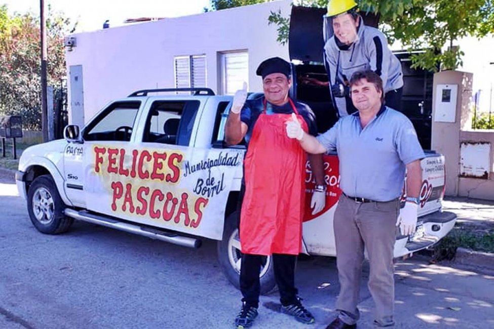 Un intendente entrerriano violó la cuarentena para sortear un chancho asado por las calles de su pueblo