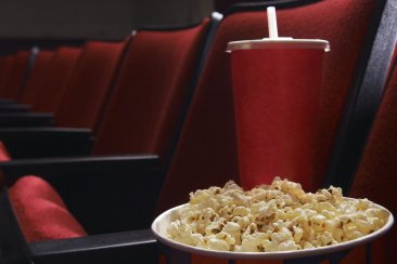 Dos películas paradescontracturar el año esta semana en el Odeón. Dos películas paradescontracturar el año esta semana en el Odeón.