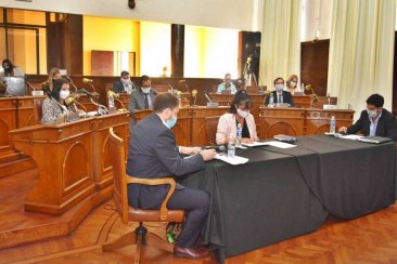 Con barbijos y distanciados, así sesionaron los ediles de Concordia. Con barbijos y distanciados, así sesionaron los ediles de Concordia.