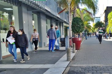 En Paraná se estableció el horario comercial de corrido, desde este lunes. En Paraná se estableció el horario comercial de corrido, desde este lunes.