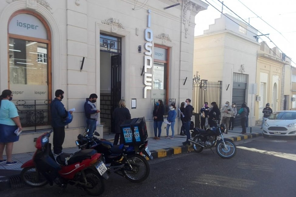 Crece el hartazgo de los afiliados del IOSPER y vuelven a manifestarse en la sede de Concordia