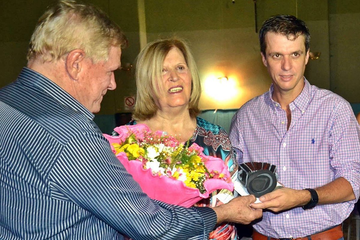 Laura Marinez Pass junto a su esposo Juan Carlos y su hijo Enrique