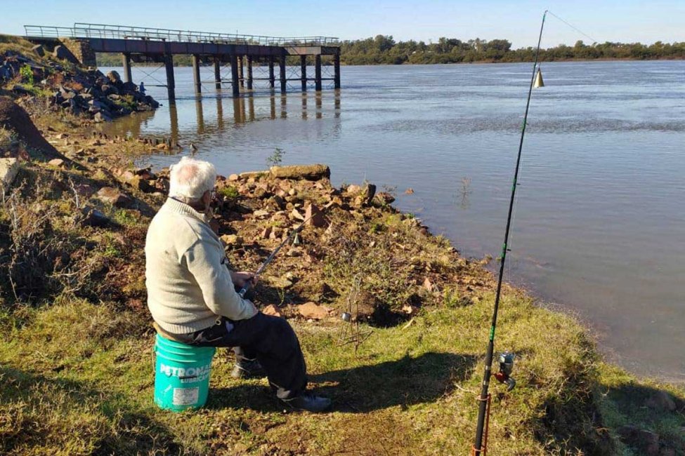 Por la bajante del río uruguay ponen restricciones para la pesca en feriados y fines de semana