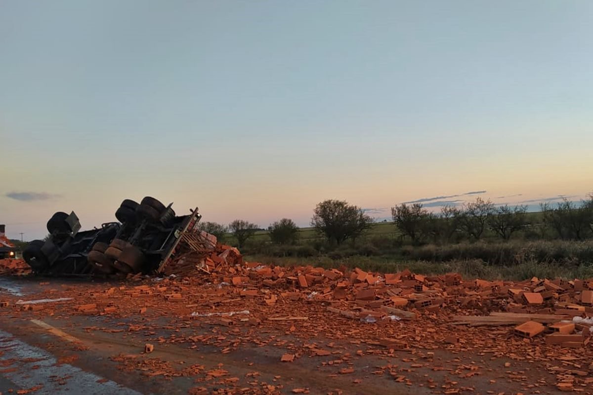 La carga qued&oacute; desparramada en la banquina.