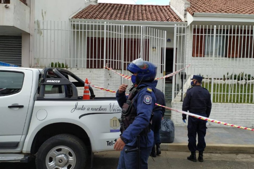 Una mujer fue encontrada sin vida en pleno centro y se sospecha de un robo violento