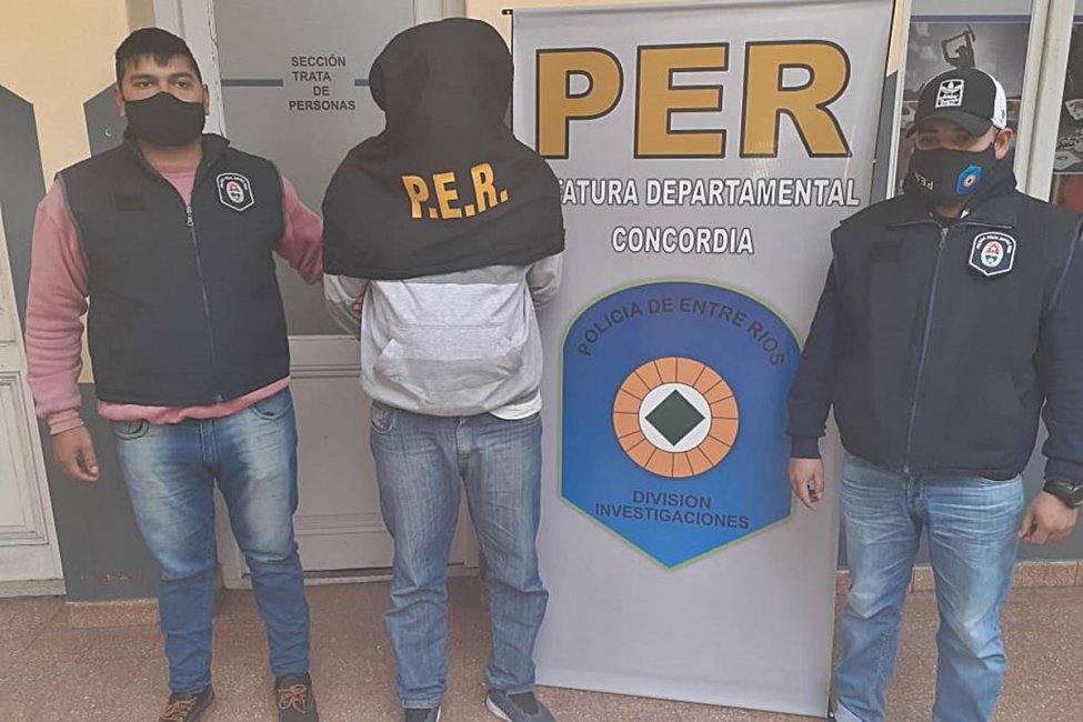Confirman que el detenido tenía en su poder elementos que podrían pertenecer a la docente
