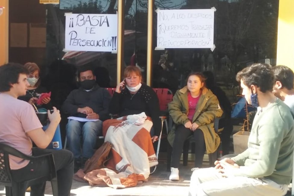Empleados municipales se encadenaron frente a un municipio entrerriano