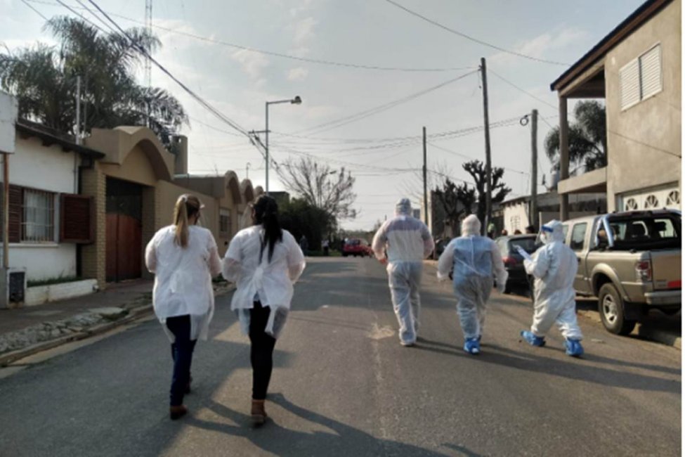 “Vamos a hacer testeos para detectar casos que puedan ser asintomáticos”, explicó Barboza en el barrio San Agustín