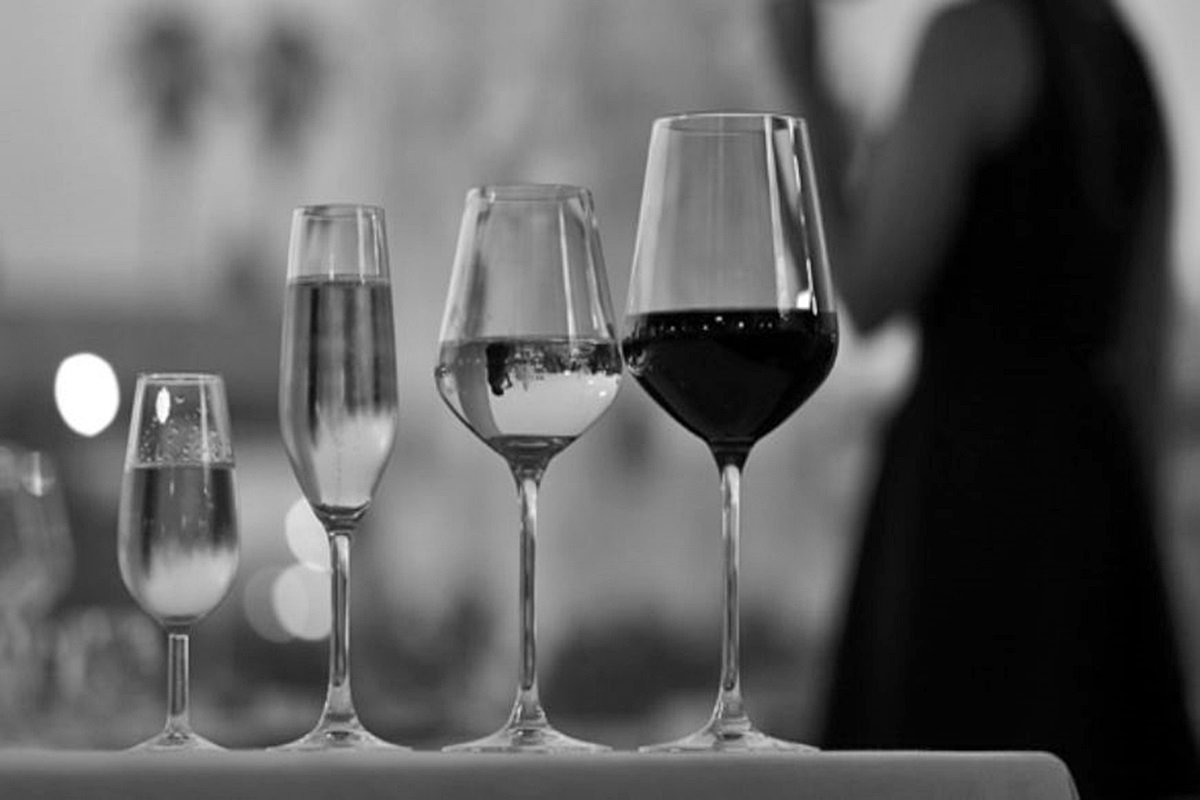 Ayudar, disfrutando del vino y la comida.