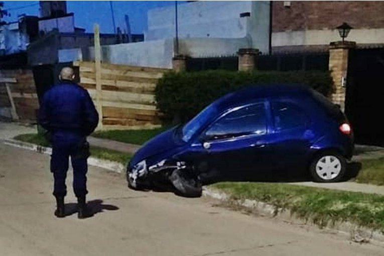 El conductor de un auto perdi&oacute; el control y termin&oacute; chocando una columna de alumbrado p&uacute;blico