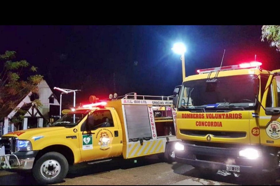 Stratta no pudo venir pero igualmente llegó la ayuda provincial para el cuartel de Bomberos Voluntarios