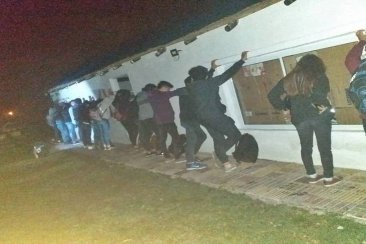 18 jóvenes de parranda, en plena pandemia. 18 jóvenes de parranda, en plena pandemia.