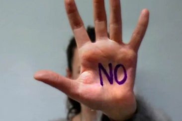 La mujer pide ayuda de forma urgente por el acoso y la violencia continúa. La mujer pide ayuda de forma urgente por el acoso y la violencia continúa.