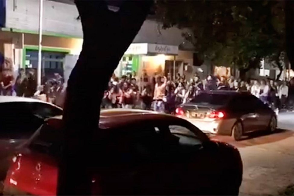 Sin medidas de prevención los estudiantes de Chajarí salieron a la calle a festejar su día