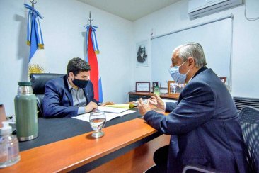 Lauritto entregó un informe ambiental al intendente de San José. Lauritto entregó un informe ambiental al intendente de San José.