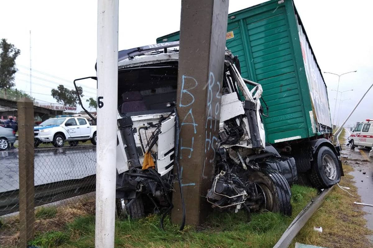 Brutal accidente de un camión en plena ruta 14 | Diario Río Uruguay