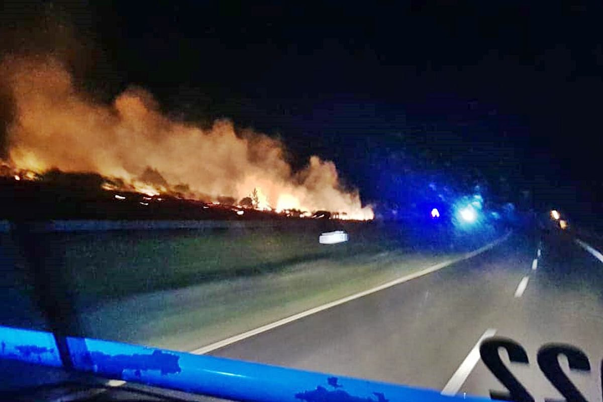 El viento intenso complic&oacute; las tareas de los bomberos.