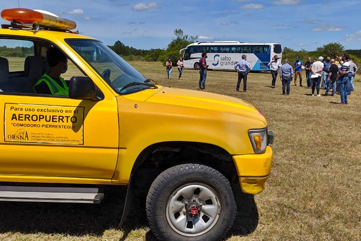 Los empresarios interesados recorriendo la cabecera norte de la pista