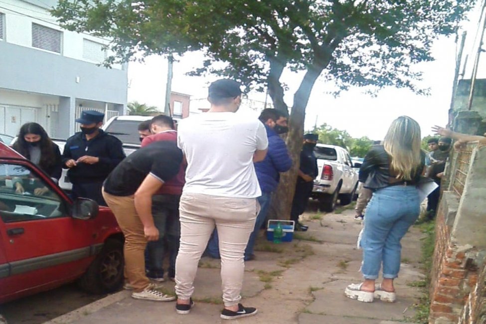 Una fiesta clandestina terminó con el dueño de casa detenido por intentar sobornar la inspección