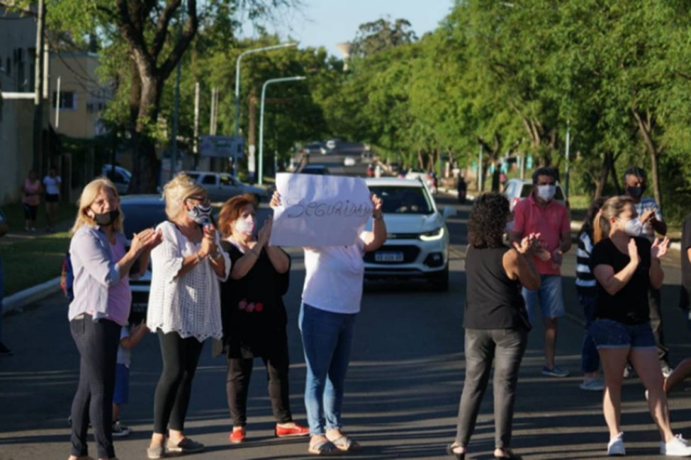 Manifestación de vecinos reclamando seguridad en Eva Perón y De los Viñedos