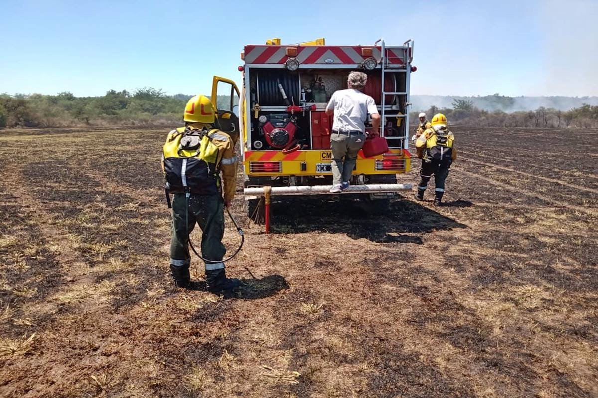 El incendio comenz&oacute; en la zona del aeropuerto pero se propag&oacute; r&aacute;pidamente.