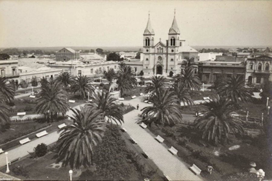 Foto hist&oacute;rica de la plaza 25 de Mayo y la catedral San Antonio de Padua.