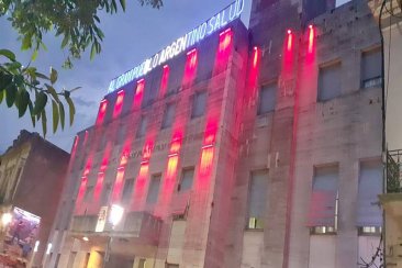 El edificio municipal se tiñó de rojo. El edificio municipal se tiñó de rojo.