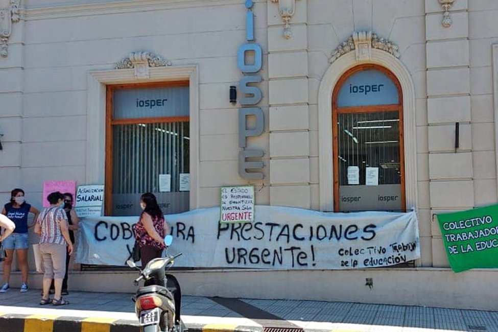 Protestaron en la sede del IOSPER por la "regularización de las prestaciones"