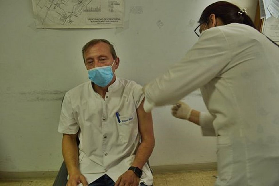 El director del hospital Masvernat también recibió la primera dosis de la vacuna contra el COVID