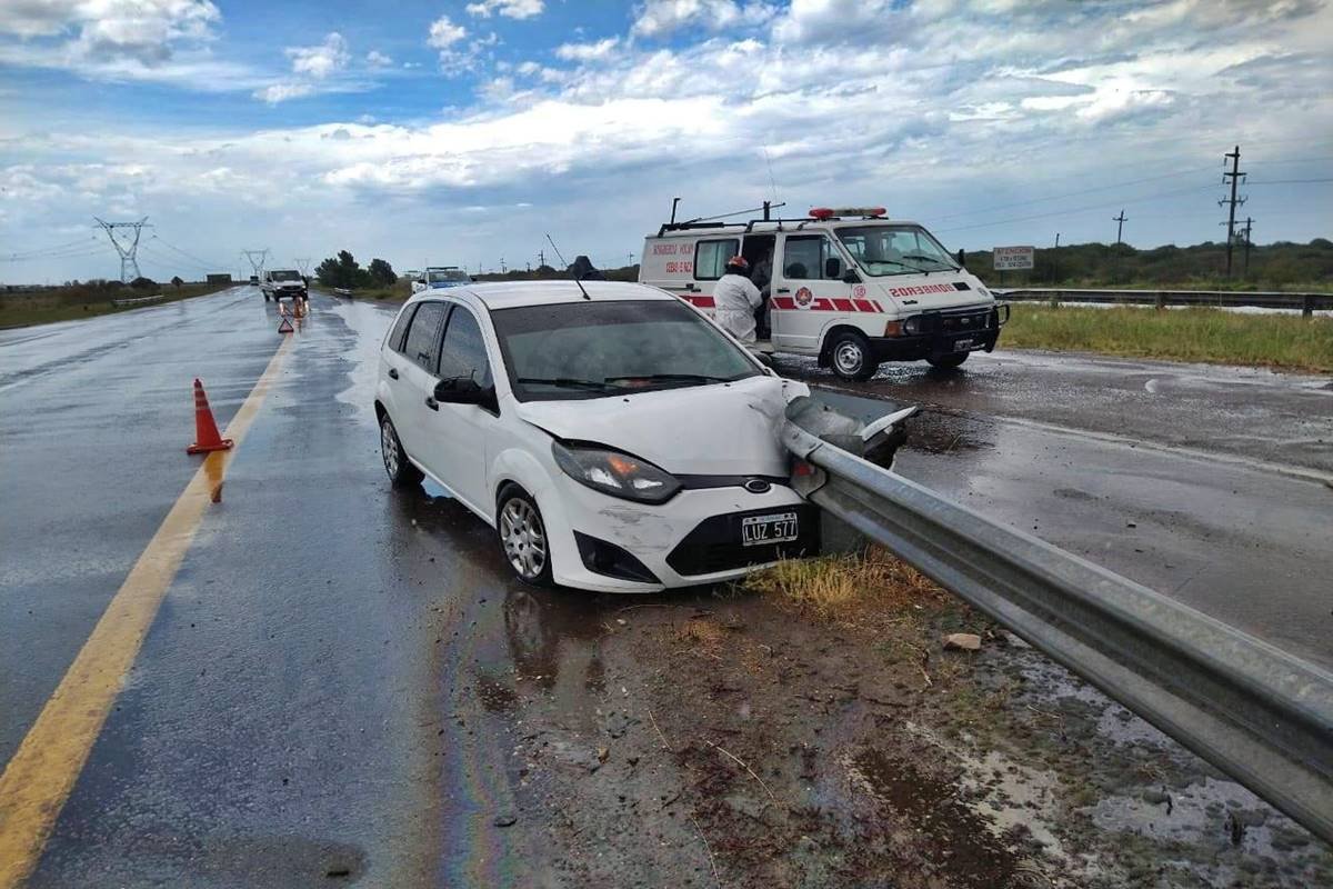 El guadarrail qued&oacute; incrustado en la parte frontal del rodado.