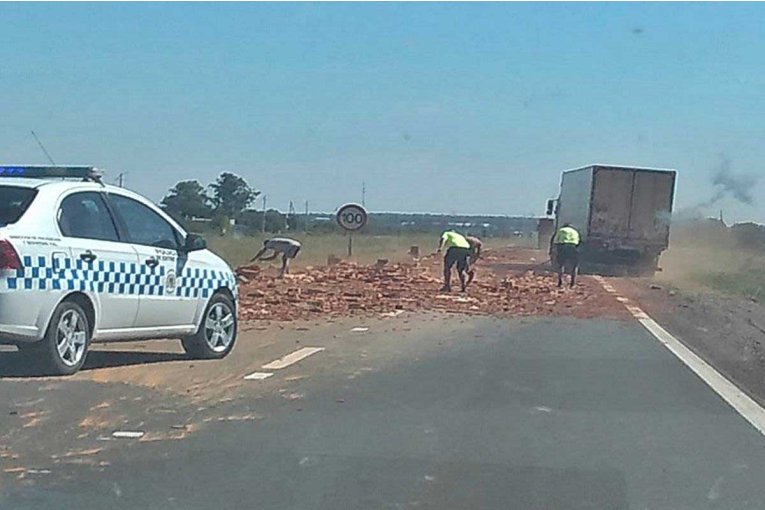 Un camión desparramó ladrillos por varios metros de la ruta 14
