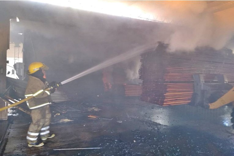 Un incendio de gran magnitud se desató en el Parque Industrial de Concordia
