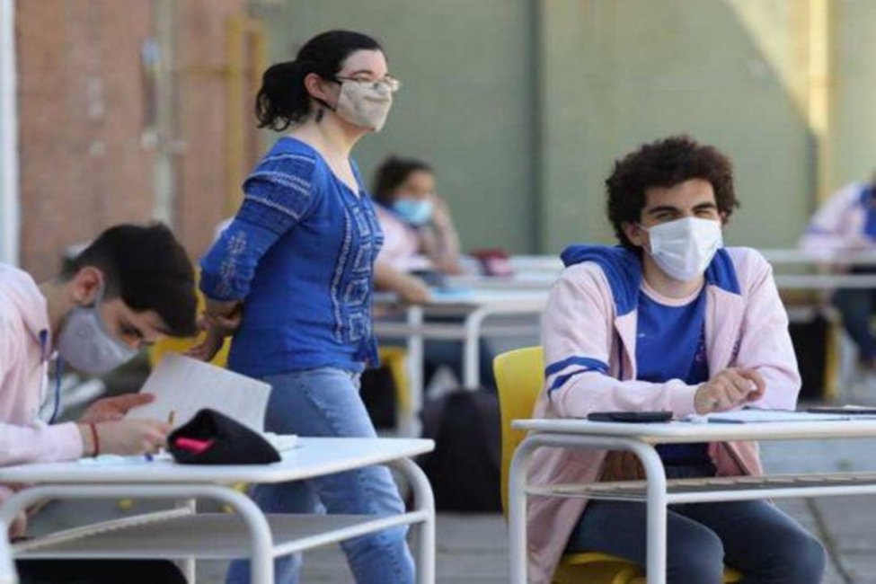 En febrero comenzarán a vacunar a los docentes contra el Coronavirus