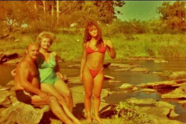 La hermana de Gustavo subió una postal ochentosa y concordiense. La hermana de Gustavo subió una postal ochentosa y concordiense.
