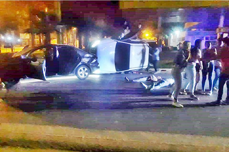Violento choque y vuelco en una esquina con sem&aacute;foros