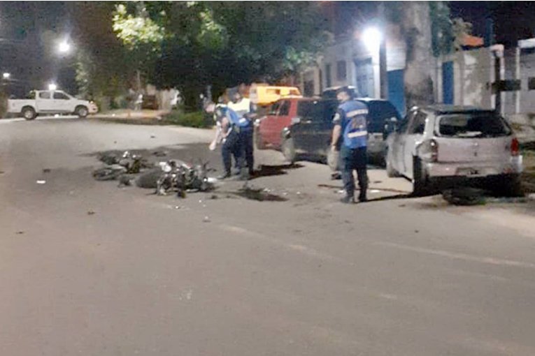 Un joven fallecido luego que dos motos chocaran contra tres autos estacionados