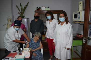 Los abuelos del Asilo de Ancianos Isthilart fueron los primeros vacunados Los abuelos del Asilo de Ancianos Isthilart fueron los primeros vacunados