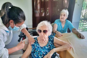 Se analiza empezar a vacunas de forma decreciente, empezando por los de más edad Se analiza empezar a vacunas de forma decreciente, empezando por los de más edad