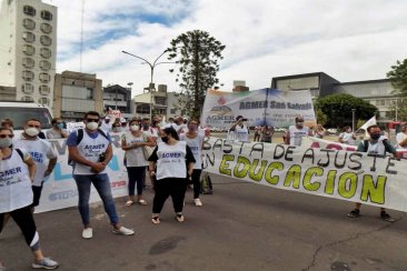 AGMER levantará la carpa docente en Paraná. AGMER levantará la carpa docente en Paraná.