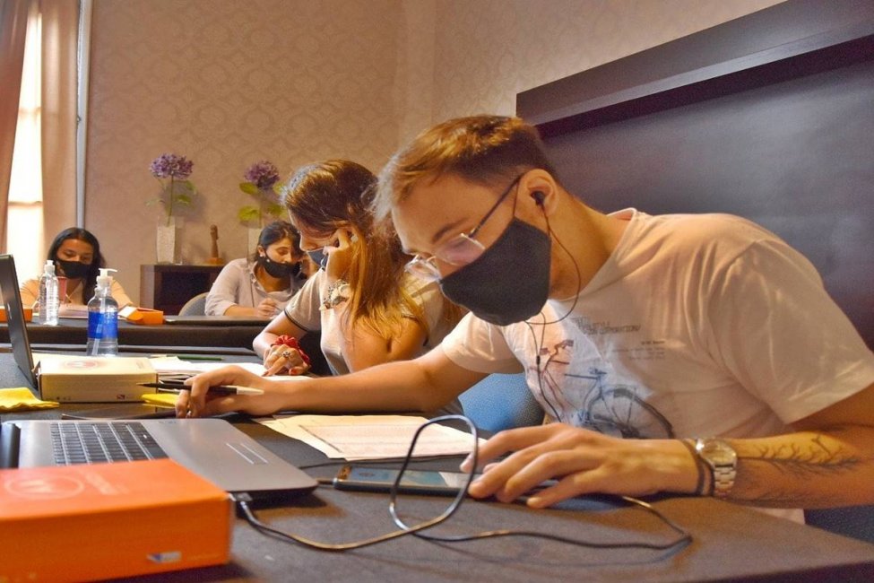 Jóvenes estudiantes colaboran con el operativo de vacunación a adultos mayores de 70 años en Concordia