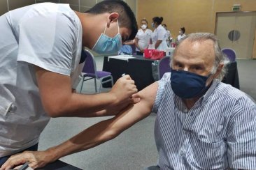 Este martes se aplicarán unas 500 dosis de la vacuna rusa a adultos mayores. Este martes se aplicarán unas 500 dosis de la vacuna rusa a adultos mayores.