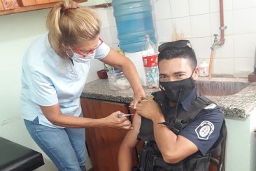 Este jueves se vacunaron policías en Federal y Chajarí. Este jueves se vacunaron policías en Federal y Chajarí.