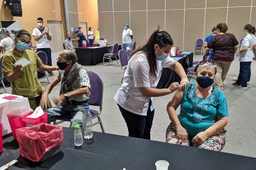Doble jornada de vacunación en el Centro de Convenciones de Concordia. Doble jornada de vacunación en el Centro de Convenciones de Concordia.