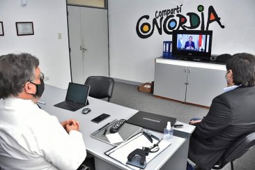 Francolini y el Secretario Barboza siguiendo la conferencia que brindó Bordet Francolini y el Secretario Barboza siguiendo la conferencia que brindó Bordet