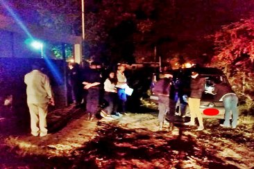En una fiesta había aproximadamente unos 150 concurrentes. En una fiesta había aproximadamente unos 150 concurrentes.