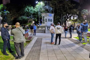 La protesta tuvo lugar en Plaza 25 de Mayo, durante la tarde de este lunes. La protesta tuvo lugar en Plaza 25 de Mayo, durante la tarde de este lunes.